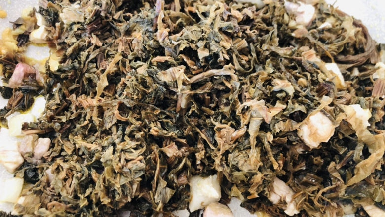 梅干菜肉包,炒制猪肉丁差不多熟时倒入泡好的梅干菜。
🙇🏻♀️梅干菜泡好后用清水多冲洗几遍,用手攥干水分。