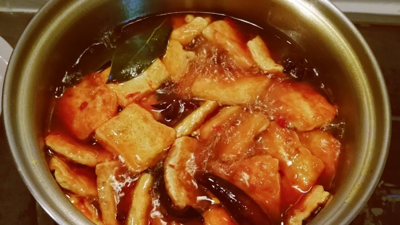 卤豆干,转中小火卤至汤汁变少,豆腐完全入味。