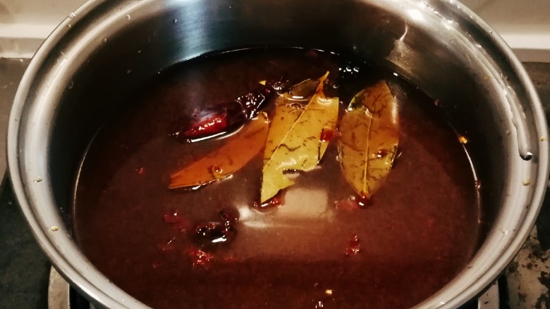 卤豆干,大火烧开。