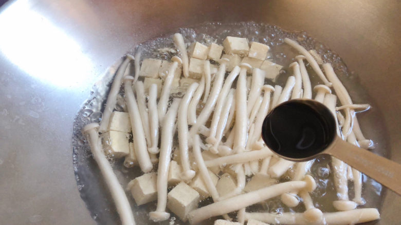白玉菇豆腐汤,加入低盐昆布酱油,提升汤的鲜美,增加昆布的口感,使素汤也有海鲜的味道。