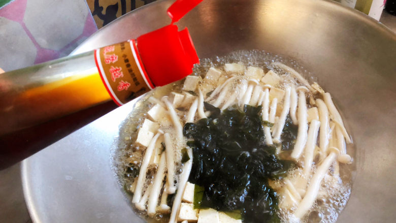 白玉菇豆腐汤,出锅前,淋入<a style='color:red;display:inline-block;' href='/shicai/ 3738'>芝麻油</a>,提香,关火,出锅。
