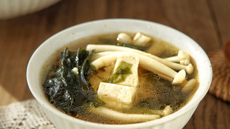 白玉菇豆腐汤,汤鲜味美,豆腐吸收了昆布酱油的鲜美,海裙带嫩滑脆爽,白玉菇本身就很鲜美,再用昆布酱油炖煮,大大激发了白玉菇的鲜香,这道素汤菜,一个字“鲜”。