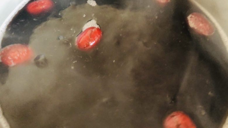 红枣黑米粥,盖上盖子中小火继续煮至汤汁浓稠。
🙇🏻♀️煮粥时汤汁容易溢锅,可以拿一根筷子放在锅上然后盖上盖子,让锅盖与锅中间留有一丝空隙,这样就不会再溢锅了。