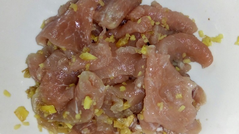 儿菜炒肉片,<a style='color:red;display:inline-block;' href='/shicai/ 34494'>猪瘦肉</a>切片,腌制入味。