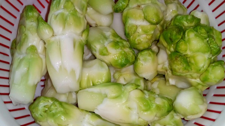 儿菜炒肉片,<a style='color:red;display:inline-block;' href='/shicai/ 2793'>儿菜</a>削皮,洗净。