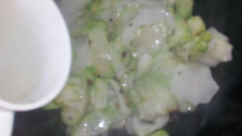 儿菜炒肉片,倒入开水,焖儿菜。