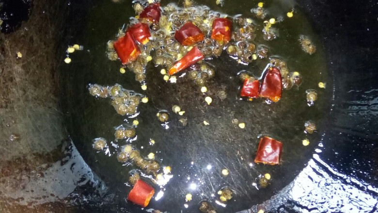 儿菜炒肉片,炒锅倒菜籽油,放入辣椒粒和花椒小火炒香。