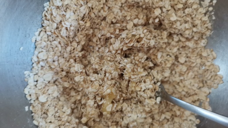 香蕉燕麦挞~无油低脂低卡饱腹,加入燕麦片搅拌均匀