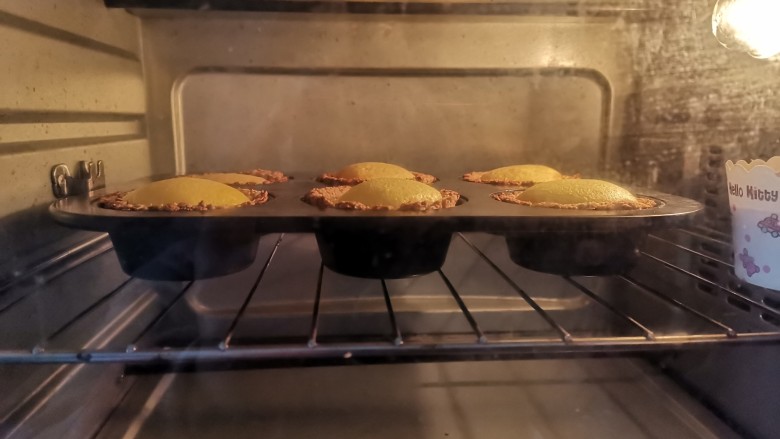 香蕉燕麦挞~无油低脂低卡饱腹,再次送入预热好的烤箱,继续上下火180度烤20分钟