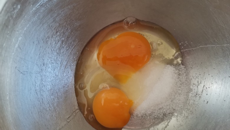 香蕉燕麦挞~无油低脂低卡饱腹,烤挞皮的时候,做蛋挞液,鸡蛋中加入<a style='color:red;display:inline-block;' href='/shicai/ 869'>白砂糖</a>搅拌均匀至融化