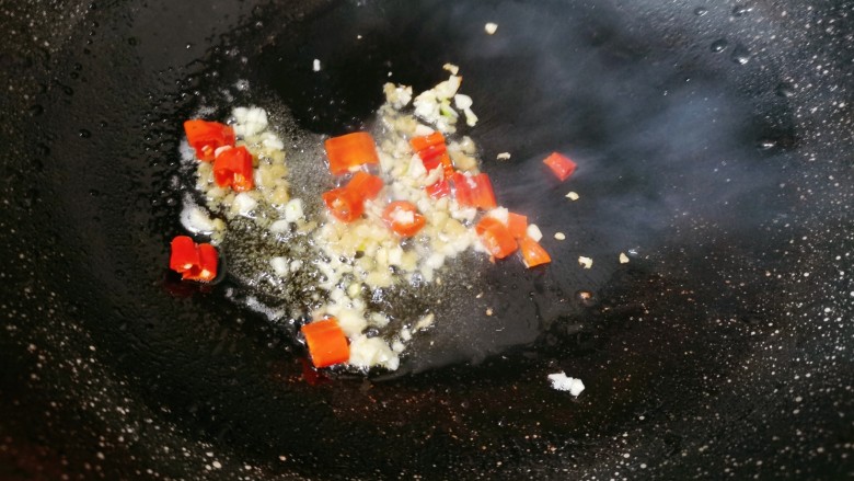 清炒黄豆芽,再放入姜蒜辣椒爆香
