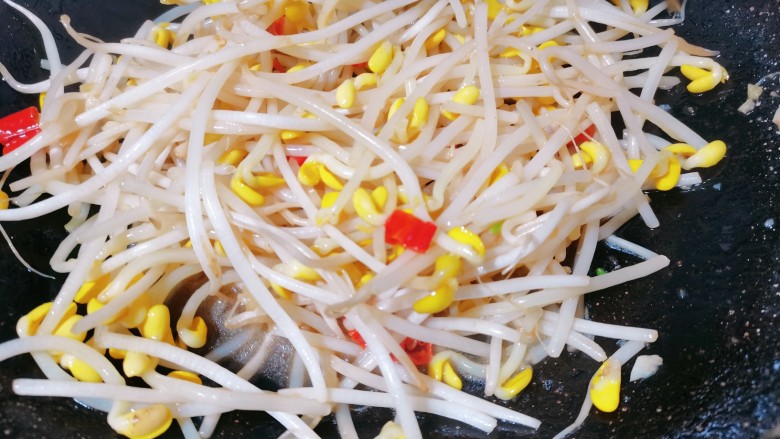 清炒黄豆芽,继续翻炒,盖上盖子焖一会