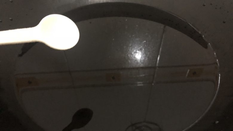 蒜蓉西兰花,锅里加入适量的水,放点盐和油