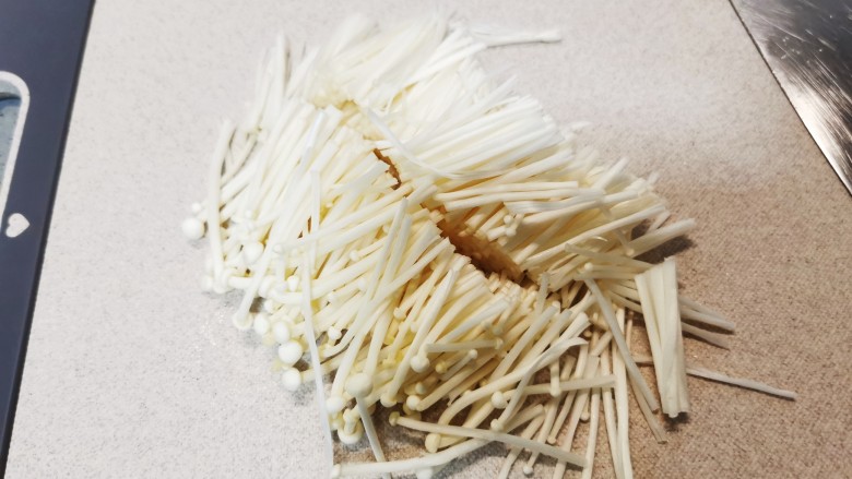 白玉菇豆腐汤,<a style='color:red;display:inline-block;' href='/shicai/ 234'>金针菇</a>去根,切两段