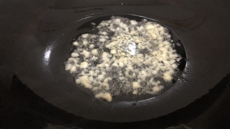 蒜蓉西兰花,锅里烧干下油,油热下蒜蓉爆一下
