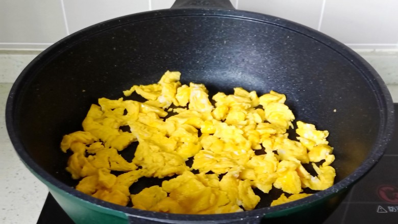 尖椒炒鸡蛋,等鸡蛋液凝固时快速把拌散,盛盘备用。