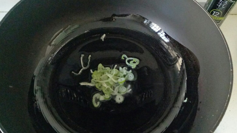 白玉菇豆腐汤,炒锅中加入适量花生油烧热,放入葱花煸炒出香味