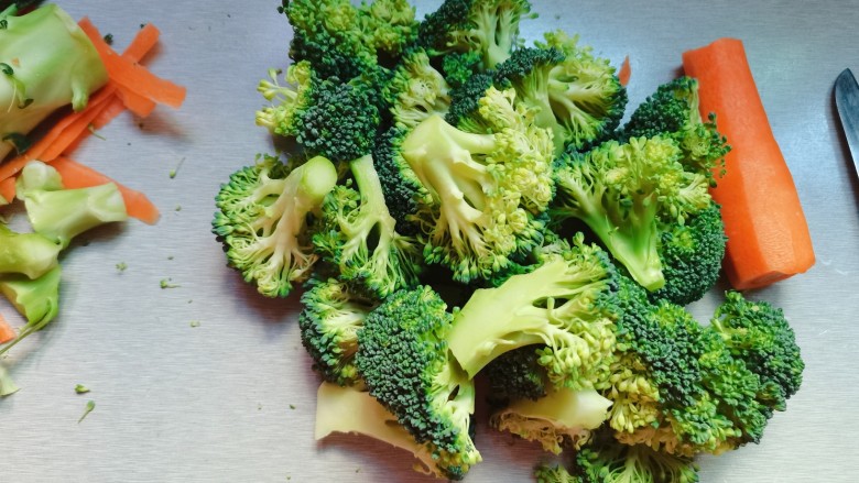 蒜蓉西兰花,西兰花挑好,胡萝卜去皮