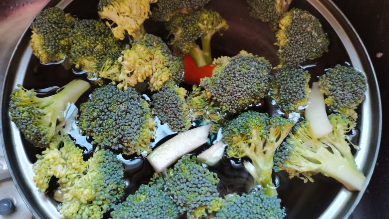 蒜蓉西兰花,挑好西兰花,胡萝卜洗净