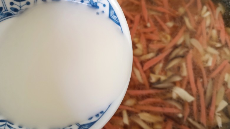 白玉菇豆腐汤,<a style='color:red;display:inline-block;' href='/shicai/ 512'>玉米淀粉</a>加水调成水淀粉,加入汤里。