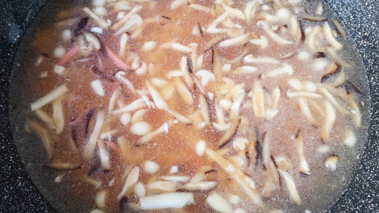 白玉菇豆腐汤,搅拌均匀再次烧开,中火煮2分钟。