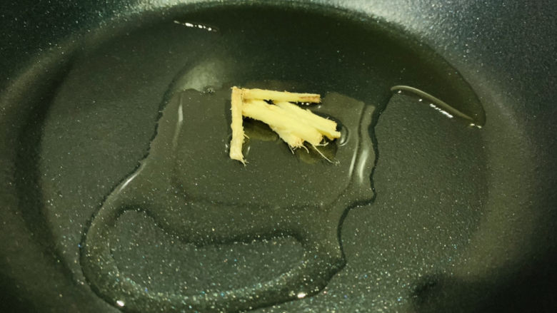 清炒黄豆芽,大火热锅,加入姜丝,将姜丝炒香