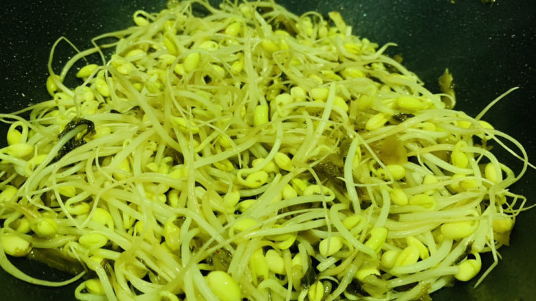 清炒黄豆芽,豆芽色泽变深,即可