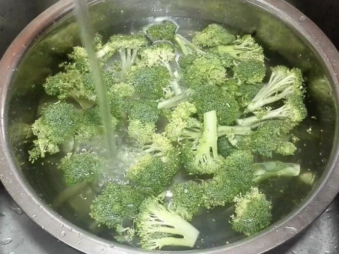 蒜蓉西兰花,加入适量水,少量盐浸泡10分钟,目的是把西兰花中间浸泡干净。