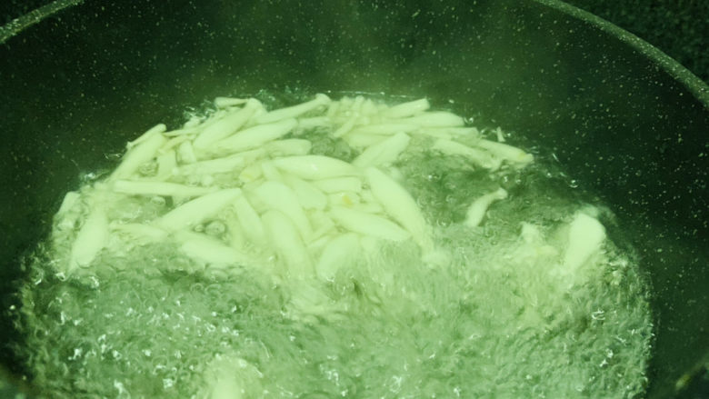 白玉菇豆腐汤,水开后,捞起
