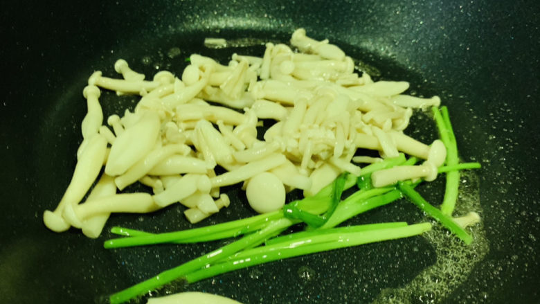 白玉菇豆腐汤,将葱白炒香,倒入白玉菇