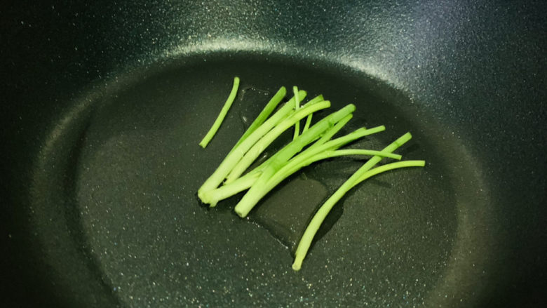 白玉菇豆腐汤,热锅,加食用油,加<a style='color:red;display:inline-block;' href='/shicai/ 3250'>葱</a>白