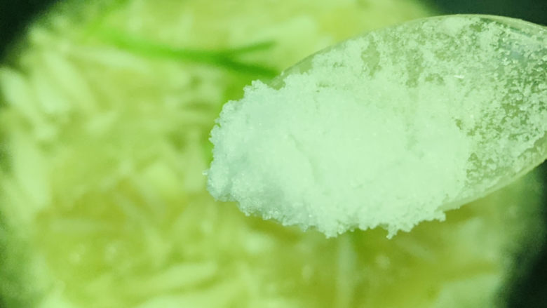 白玉菇豆腐汤,大火烧开,转中火煮5分钟,加盐,加<a style='color:red;display:inline-block;' href='/shicai/ 756'>鸡精</a>