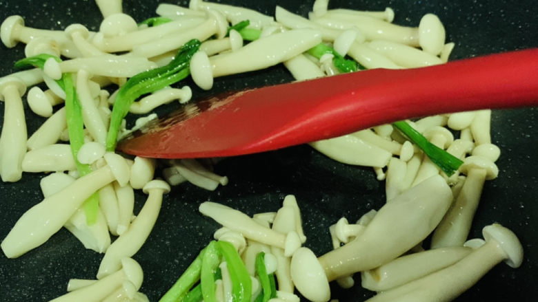 白玉菇豆腐汤,大火翻炒,白玉菇炒出汁