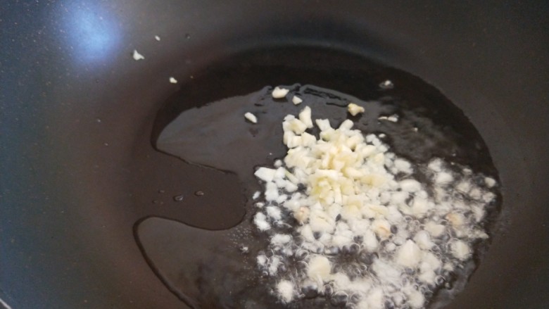 清炒莴笋叶,锅中倒入适量油烧热,爆香蒜蓉。