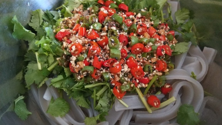 酸辣宽粉,宽粉煮熟过冷水捞出来放入盆中,加入<a style='color:red;display:inline-block;' href='/shicai/ 131'>香菜</a>,倒入辣椒汁。
