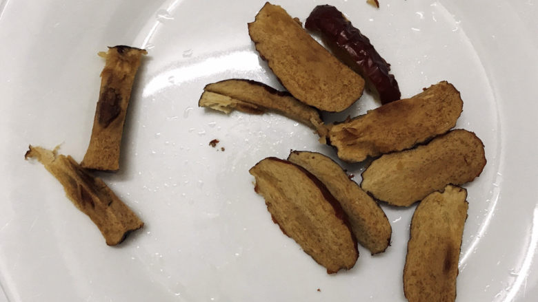 红枣黑米粥,红枣去核，切片