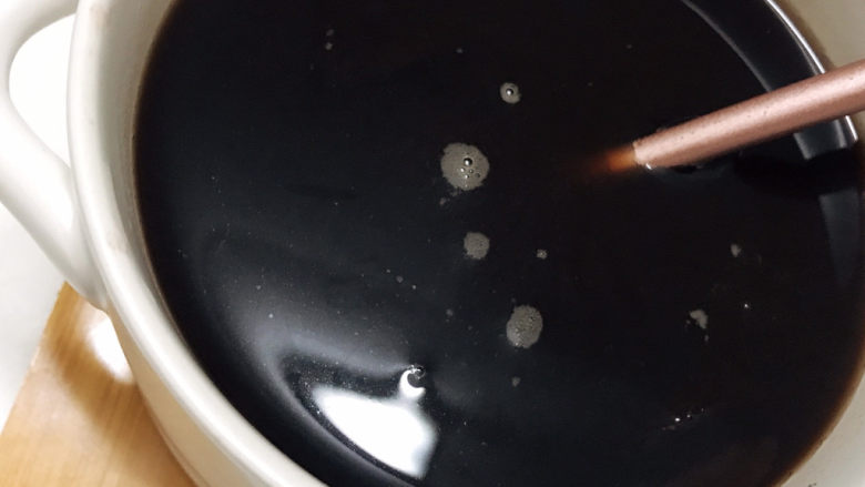 红枣黑米粥,搅拌一下至红糖溶解