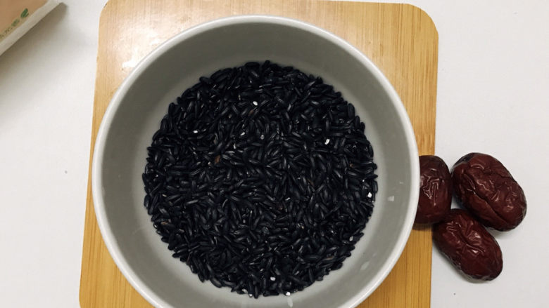 红枣黑米粥,准备食材:<a style='color:red;display:inline-block;' href='/shicai/ 496'>黑米</a>，<a style='color:red;display:inline-block;' href='/shicai/ 2470'>红枣</a>