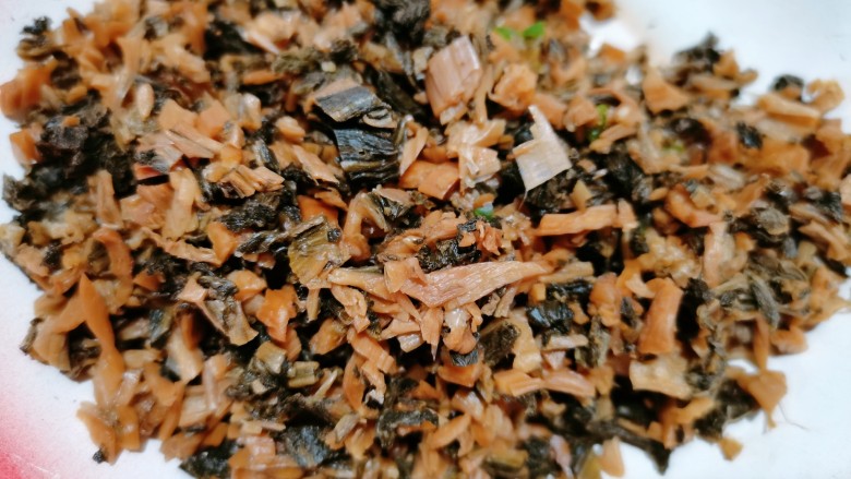 梅干菜肉包,再把它清洗干净,切碎备用
