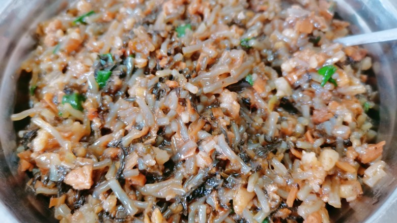 梅干菜肉包,煮至水快干时,汤汁变浓稠时,加入葱花,翻炒均匀,大火收汁