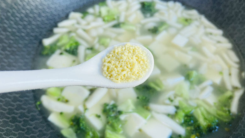 白玉菇豆腐汤,鸡精调味