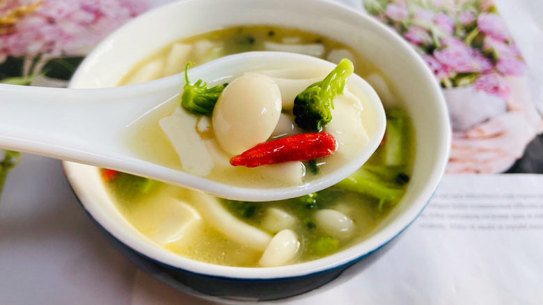 白玉菇豆腐汤,鲜香美味,营养丰富。
