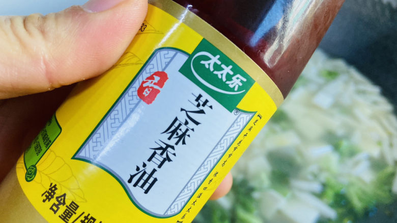 白玉菇豆腐汤,加入适量香油搅拌均匀即可食用