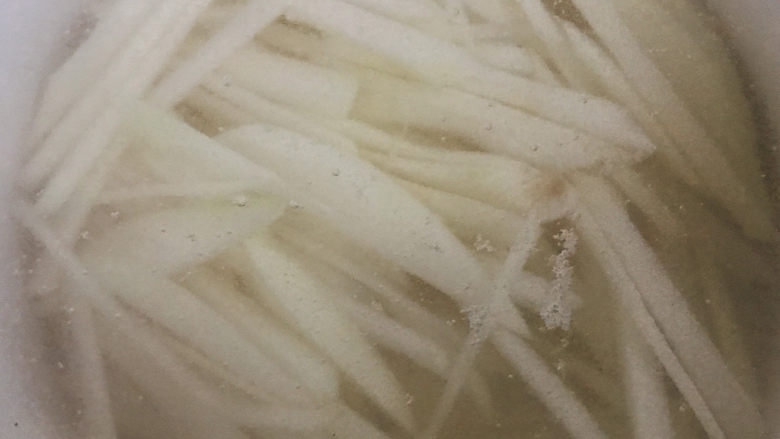 青椒炒土豆丝,过冷水,冲洗掉淀粉