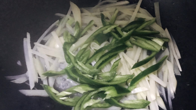 青椒炒土豆丝,再加入青椒,翻炒2分钟左右