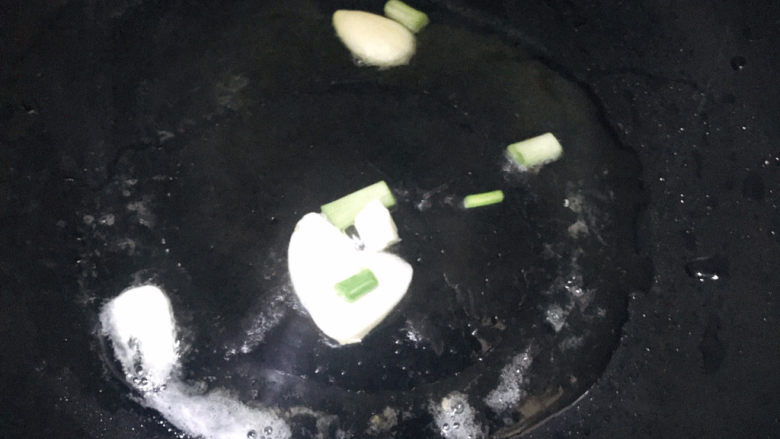 青椒炒土豆丝,起油锅,下葱蒜爆香