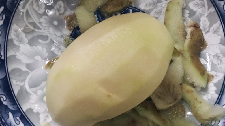 青椒炒土豆丝,土豆洗干净,削去外皮