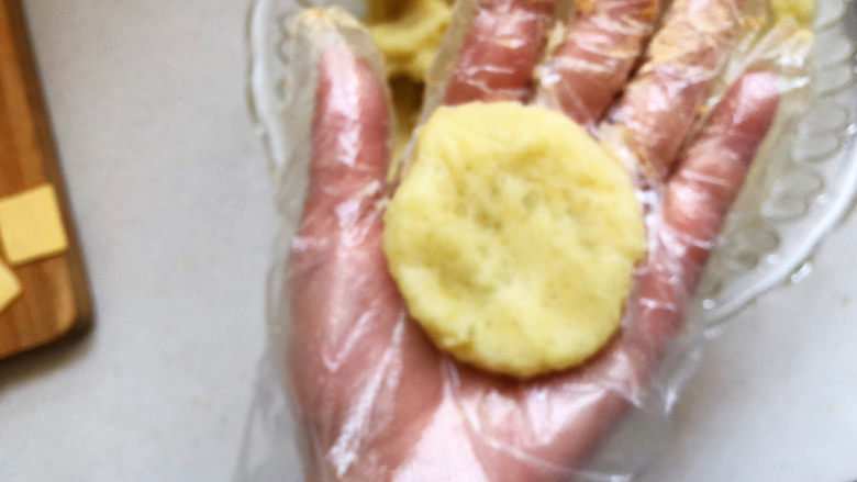 芝士土豆球,土豆泥搓成圆球,再按压成小圆饼。