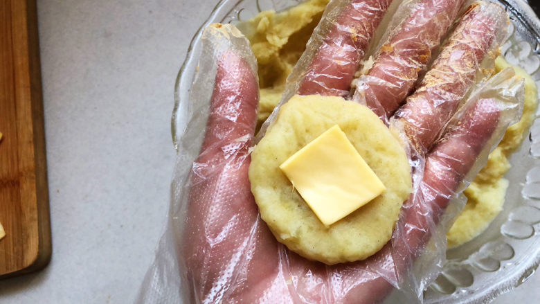 芝士土豆球,放入芝士片,慢慢搓圆。