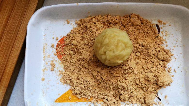 芝士土豆球,在黄豆粉里滚一圈,沾上熟的黄豆粉。